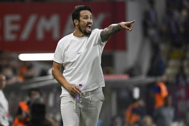 Gil Vicente's Portuguese head coach Cesar Peixoto reacts during the Portuguese League football match between Gil Vicente FC and FC Porto at the Cidade de Barcelos stadium in Barcelos, Portugal on August 18, 2025. (Photo by MIGUEL RIOPA / AFP)