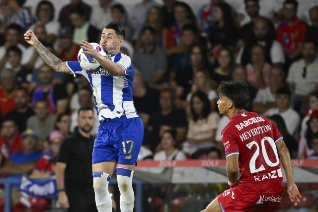FC Porto's Spanish forward #17 Borja Sainz (L) jumps for the ball during the Portuguese League football match between Gil Vicente FC and FC Porto at the Cidade de Barcelos stadium in Barcelos, Portugal on August 18, 2025. (Photo by MIGUEL RIOPA / AFP)