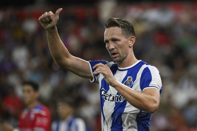 FC Porto's Dutch forward #26 Luuk de Jong reacts during the Portuguese League football match between Gil Vicente FC and FC Porto at the Cidade de Barcelos stadium in Barcelos, Portugal on August 18, 2025. (Photo by MIGUEL RIOPA / AFP)