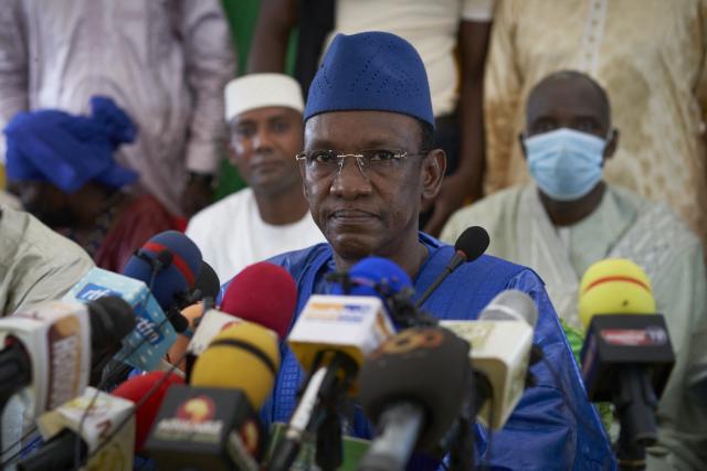(FILES) Leader of the coalition M5-RFP (Mouvement du 5 Juin-Rassemblement des Forces Patriotiques) Choguel Kokalla Maiga (C) speaks to the press as the coalition proposed his candidature to the primature after that colonel Assimi Goita led a coup to overthrow the government. Mali's civilian ex-prime minister Choguel Kokalla Maiga, dismissed in November 2024 after he criticised the junta, was charged on August 19, 2025, with embezzlement of public funds and remanded in custody following a hearing before the country's Supreme Court. (Photo by Michele Cattani / AFP)
