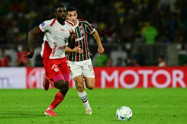 America de Cali's defender #06 Cristian Tovar and Fluminense's Colombian forward #90 Kevin Serna fight for the ball during the Copa Sudamericana round of 16 second leg football match between Brazil's Fluminense and Colombia's America de Cali at the Maracana Stadium in Rio de Janeiro, Brazil on August 19, 2025. (Photo by Pablo PORCIUNCULA / AFP)