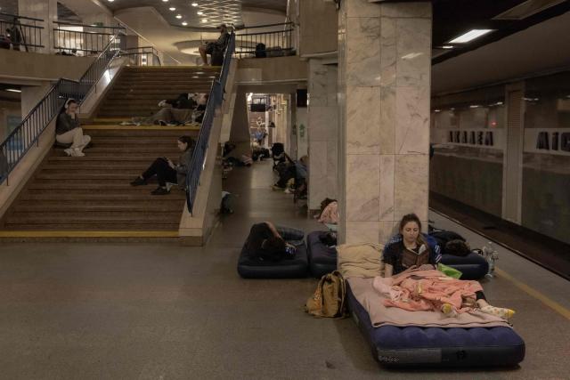 People take shelter at a metro station during Russian air attacks in Kyiv on August 21, 2025, amid the Russian invasion of Ukraine. Russia launched hundreds of drones and missiles at Ukraine overnight, the Ukrainian air force said on August 21, 2025, Moscow's largest attack in weeks after US-led efforts to halt the Kremlin's invasion. (Photo by Roman PILIPEY / AFP)