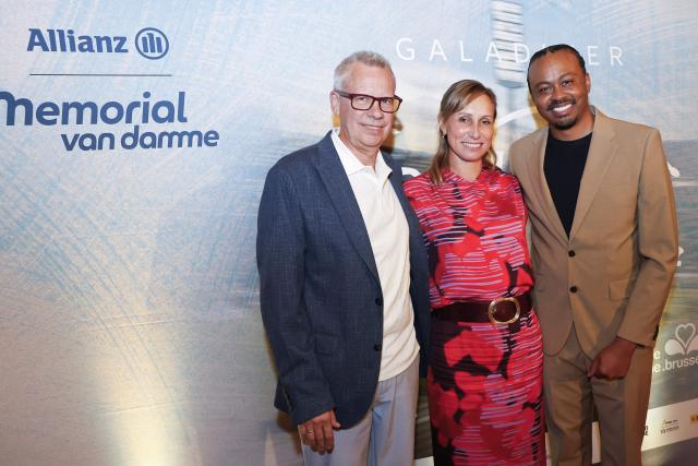 Former Belgian steeple athlete William Van Dijck (L), Memorial Van Damme meeting director Kim Gevaert (C) and US track and field athlete Aries Merritt (R) pose during a gala dinner before the 49th edition of the Memorial Van Damme athletics event in Brussels on August 21, 2025. (Photo by NICOLAS MAETERLINCK / Belga / AFP) / Belgium OUT