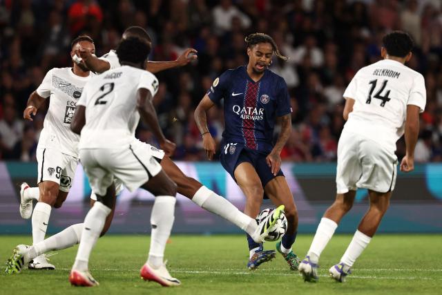 Paris Saint-Germain's French forward #29 Bradley Barcola fights for the ball during the French L1 football match between Paris Saint-Germain (PSG) and Angers SCO at the Parc des Princes Stadium in Paris on August 22, 2025. (Photo by FRANCK FIFE / AFP)