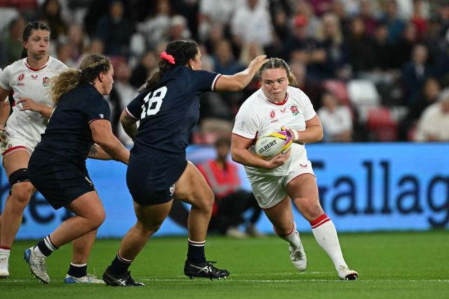 England's Sarah Bern runs with the ball during the Women’s Rugby World Cup pool A match between England and United States at the Stadium of Light in Sunderland, northeast England, on August 22, 2025. (Photo by Paul ELLIS / AFP)