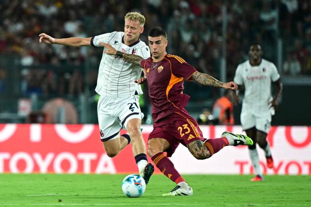 Roma's Italian defender #23 Gianluca Mancini fights for the ball with Bologna's Danish forward #21 Jens Odgaard during the Italian Serie A football match between AS Roma and Bologna at the Olympic Stadium in Rome on August 23, 2025. (Photo by Tiziana FABI / AFP)