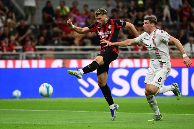 AC Milan's Mexican forward #07 Santiago Gimenez fights for the ball with Cremonese's Italian defender #06 Federico Baschirotto during the Italian Serie A football match between AC Milan and Cremonese at San Siro stadium in Milan, on August 23, 2025. (Photo by PIERO CRUCIATTI / AFP)