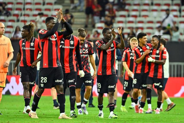 Nice's Ghanaian midfielder #99 Salis Abdul Samed (C) and teammate acknowledges the supporters after the team's 3-1 win over Auxerre during the French L1 football match between OGC Nice and AJ Auxerre at the Allianz Riviera Stadium in Nice, south-eastern France, on August 23, 2025.  (Photo by Frederic DIDES / AFP)