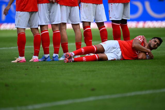 Mainz' German midfielder #10 Nadiem Amiri reacts on the pitch prior to a free kick during the German first division Bundesliga football match Mainz 05 v FC Cologne on August 24, 2025 in Mainz. (Photo by Kirill KUDRYAVTSEV / AFP) / DFL REGULATIONS PROHIBIT ANY USE OF PHOTOGRAPHS AS IMAGE SEQUENCES AND/OR QUASI-VIDEO