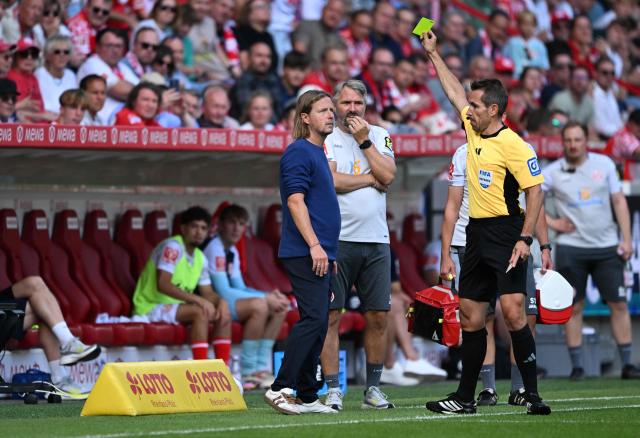 Mainz' Danish head coach Bo Henriksen receives the yellow card during the German first division Bundesliga football match Mainz 05 v FC Cologne on August 24, 2025 in Mainz. (Photo by Kirill KUDRYAVTSEV / AFP) / DFL REGULATIONS PROHIBIT ANY USE OF PHOTOGRAPHS AS IMAGE SEQUENCES AND/OR QUASI-VIDEO