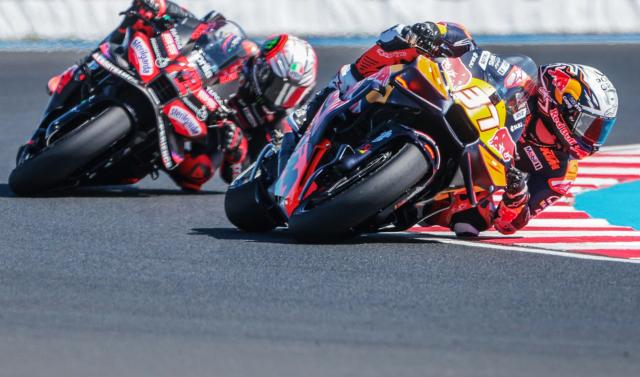Red Bull KTM Factory Racing team's Spanish rider Pedro Acosta and Aprilia Racing team's Italian rider Marco Bezzecchi compete during the motorcycle Hungarian Moto GP Grand Prix at the Balaton Park circuit in Balatonfokajar, Hungary, on August 24, 2025. (Photo by AFP)