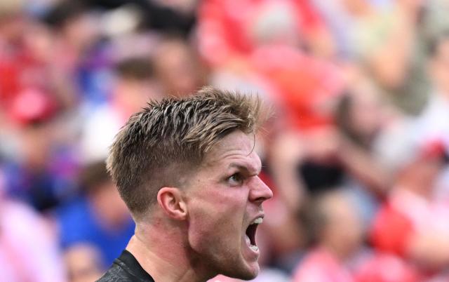 FC Cologne's German forward #30 Marius Buelter celebrates his 0-1 during the German first division Bundesliga football match Mainz 05 v FC Cologne on August 24, 2025 in Mainz. (Photo by Kirill KUDRYAVTSEV / AFP) / DFL REGULATIONS PROHIBIT ANY USE OF PHOTOGRAPHS AS IMAGE SEQUENCES AND/OR QUASI-VIDEO