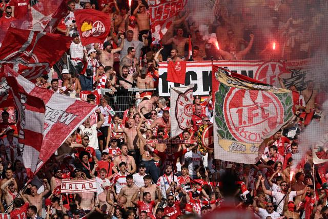 FC Cologne's fans celebrate the 0-1 during the German first division Bundesliga football match Mainz 05 v FC Cologne on August 24, 2025 in Mainz. (Photo by Kirill KUDRYAVTSEV / AFP) / DFL REGULATIONS PROHIBIT ANY USE OF PHOTOGRAPHS AS IMAGE SEQUENCES AND/OR QUASI-VIDEO