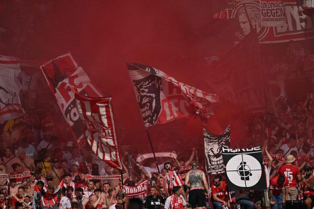 FC Cologne's fans celebrate the 0-1 during the German first division Bundesliga football match Mainz 05 v FC Cologne on August 24, 2025 in Mainz. (Photo by Kirill KUDRYAVTSEV / AFP) / DFL REGULATIONS PROHIBIT ANY USE OF PHOTOGRAPHS AS IMAGE SEQUENCES AND/OR QUASI-VIDEO