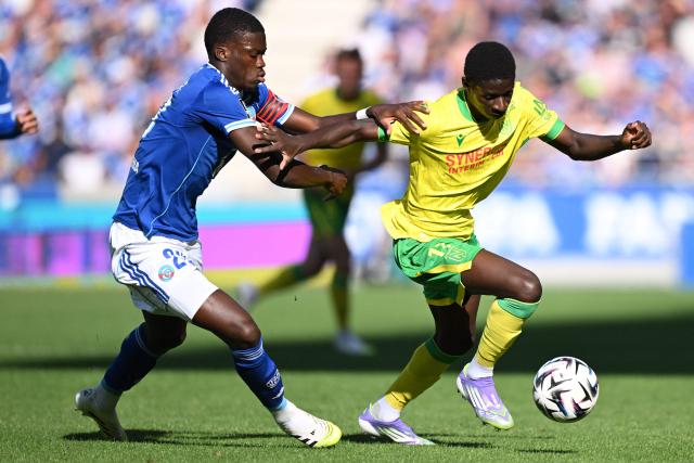 Nantes’ French forward #11 Bahereba Herba Guirassy (R) fights for the ball with Strasbourg’s French defender #23 Mamadou Sarr  (L) during the French L1 football match between RC Strasbourg Alsace and FC Nantes at Stade de la Meinau in Strasbourg, eastern France on August 24, 2025. (Photo by SEBASTIEN BOZON / AFP)