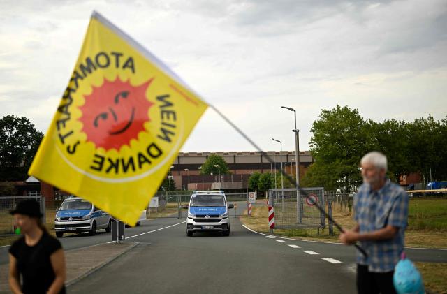 Demonstrators protest against the Castor transports in front of the Ahaus interim storage facility in Ahaus, western Germany on August 26, 2025. On August 26, 2025, the Federal Office for the Safety of Nuclear Waste Disposal (BASE) approved the controversial transport of nuclear waste from Juelich in the Rhineland to the interim storage facility in Ahaus in the Münsterland region. Spontaneous protests have now been announced in Juelich and Ahaus. (Photo by Ina FASSBENDER / AFP)