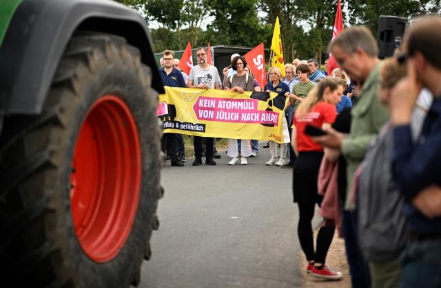 Demonstrators protest against the Castor transports in front of the Ahaus interim storage facility in Ahaus, western Germany on August 26, 2025. On August 26, 2025, the Federal Office for the Safety of Nuclear Waste Disposal (BASE) approved the controversial transport of nuclear waste from Juelich in the Rhineland to the interim storage facility in Ahaus in the Münsterland region. Spontaneous protests have now been announced in Juelich and Ahaus. (Photo by Ina FASSBENDER / AFP)