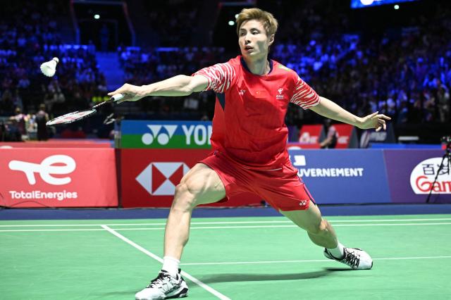 China's Yu Qi Shi hits a return to Belgium's Julien Carraggi during their men's single match at the Badminton BWF World Championships at the Adidas Arena in Paris, on August 27, 2025. (Photo by Bertrand GUAY / AFP)