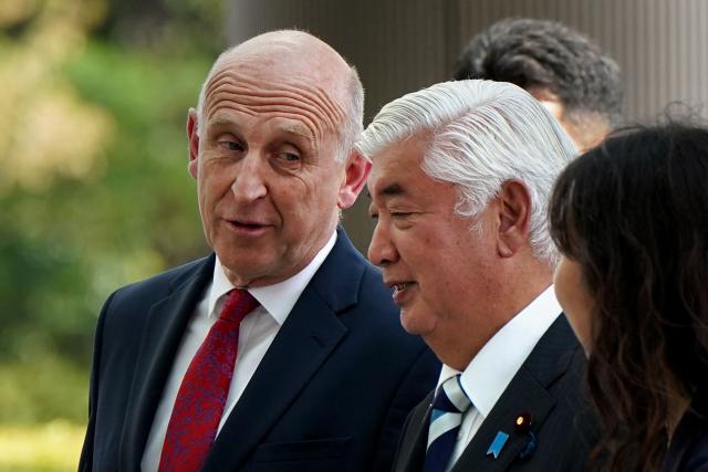 Britain's Defence Secretary John Healey (L) speaks with Japan's Defence Minister Gen Nakatani (C) after a ceremonial welcome at the Ministry of Defence in Tokyo on August 28, 2025. (Photo by Kazuhiro NOGI / AFP)