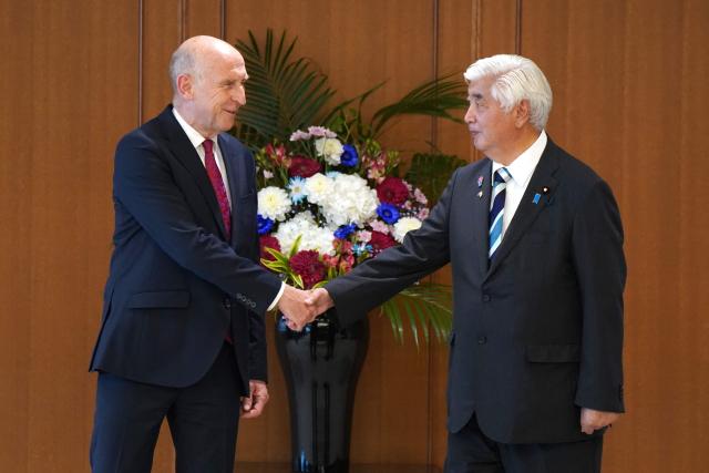 Britain's Defence Secretary John Healey (L) and Japan's Defence Minister Gen Nakatani shake hands at the beginning of their meeting at the Ministry of Defence in Tokyo on August 28, 2025. (Photo by Kazuhiro NOGI / AFP)