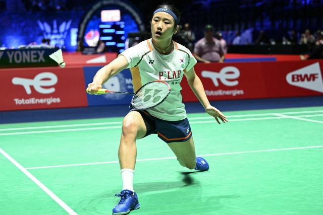South Korea's An Se-young hits a return as she plays against Canada's Michelle Li (unseen) during their women's single match at the Badminton BWF World Championships at the Adidas Arena in Paris, on August 28, 2025. (Photo by Bertrand GUAY / AFP)
