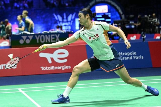 South Korea's An Se-young hits a return as she plays against Canada's Michelle Li (unseen) during their women's single match at the Badminton BWF World Championships at the Adidas Arena in Paris, on August 28, 2025. (Photo by Bertrand GUAY / AFP)