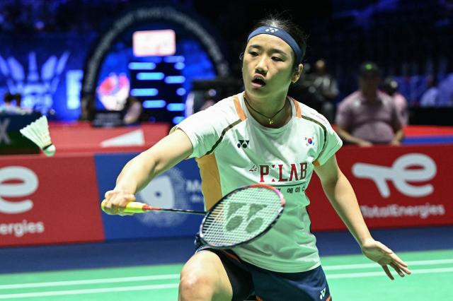 South Korea's An Se-young hits a return as she plays against Canada's Michelle Li (unseen) during their women's single match at the Badminton BWF World Championships at the Adidas Arena in Paris, on August 28, 2025. (Photo by Bertrand GUAY / AFP)