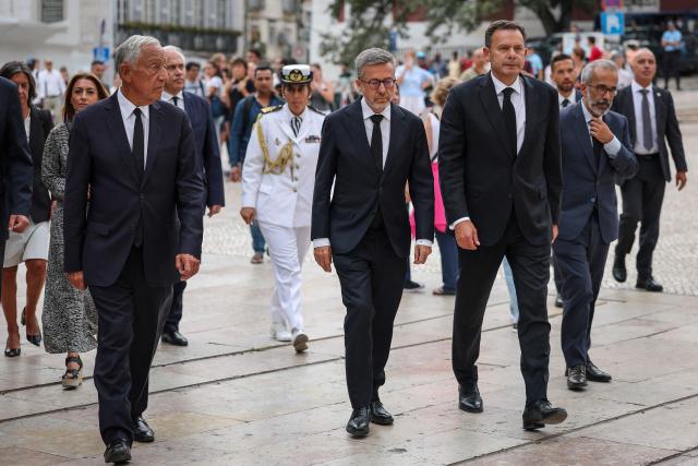 Portugal's President Marcelo Rebelo de Sousa (L) arrives accompanied by Lisbon's Mayor Carlos Moedas (C) and Prime Minister Luis Montenegro (2nd R) to attend a memorial mass for the victims of the Gloria funicular accident at Sao Domingos Church in Lisbon on September 4, 2025. Portugal held a day of national mourning on Thursday after one of Lisbon's famous funicular trains violently derailed and killed 16 people, including foreigners, and leaving five seriously injured. (Photo by PATRICIA DE MELO MOREIRA / AFP)