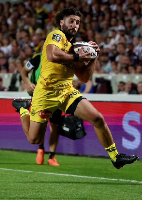 La Rochelle' French centre Jules Favre runs to score a try during the French Top14 rugby union match between Union Bordeaux-Begles (UBB) and Stade Rochelais at The Chaban-Delmas Stadium in Bordeaux, south-western France, on September 6, 2025. (Photo by ROMAIN PERROCHEAU / AFP)