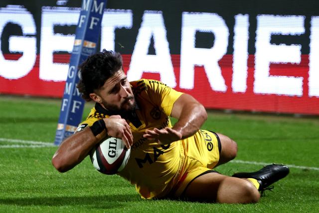 La Rochelle' French centre Jules Favre dives to score a try during the French Top14 rugby union match between Union Bordeaux-Begles (UBB) and Stade Rochelais at The Chaban-Delmas Stadium in Bordeaux, south-western France, on September 6, 2025. (Photo by ROMAIN PERROCHEAU / AFP)