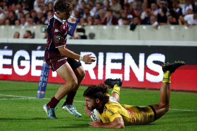 TOPSHOT - La Rochelle' French centre Jules Favre (R) scores a try during the French Top14 rugby union match between Union Bordeaux-Begles (UBB) and Stade Rochelais at The Chaban-Delmas Stadium in Bordeaux, south-western France, on September 6, 2025. (Photo by ROMAIN PERROCHEAU / AFP)