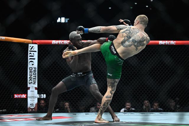 Belgium's Bolaji Oki (L) fights against Wales's Mason Jones during their mixed martial arts at the 4th edition of the Ultimate Fighting Championship (UFC) lightweights at the Bercy Accor Arena, in Paris, on September 6, 2025. (Photo by JULIEN DE ROSA / AFP)