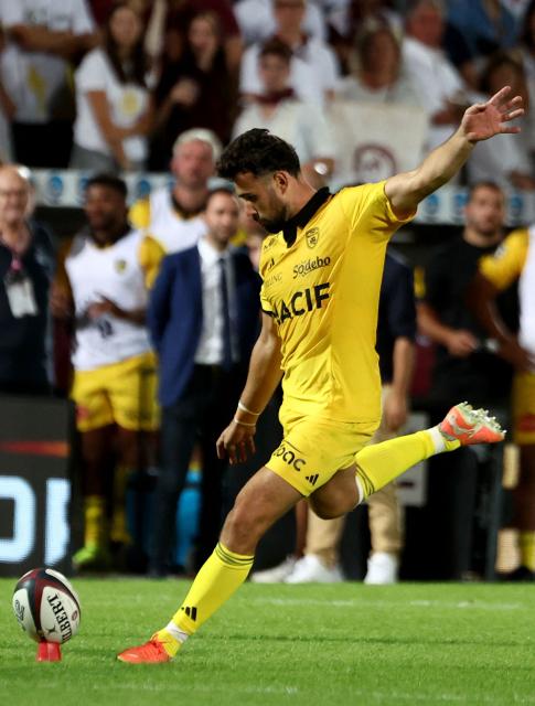 La Rochelle' French fly half Antoine Hastoy (r) shoots a penalty kick during the French Top14 rugby union match between Union Bordeaux-Begles (UBB) and Stade Rochelais at The Chaban-Delmas Stadium in Bordeaux, south-western France, on September 6, 2025. (Photo by ROMAIN PERROCHEAU / AFP)