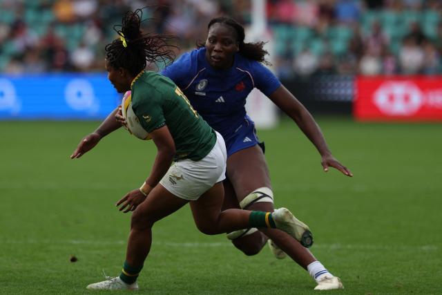 South Africa's wing Maceala Samboya (L) vies with France's lock Madoussou Fall (R)during the Women’s Rugby World Cup pool D match between France and South Africa at Franklin's Gardens, Northampton, central England, on September 7, 2025. (Photo by Adrian Dennis / AFP)