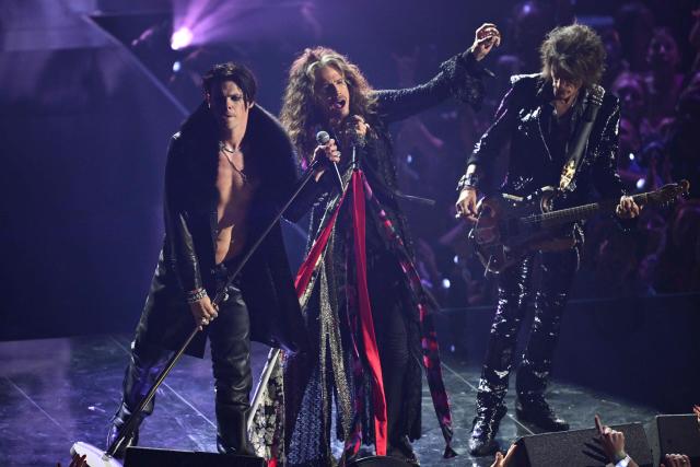 (L/R) British singer-songwriter Yungblud, US singer-songwriter Steven Tyler and US musician Joe Perry perform on stage during the MTV Video Music Awards at UBS Arena in Elmont, New York, on September 7, 2025. (Photo by ANGELA WEISS / AFP)