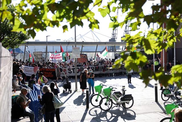 Demonstrators protest outside the entrance to the Defence and Security Equipment International (DSEI) fair at the ExCeL centre, in east London, on September 9, 2025. A major arms fair opened Tuesday in London without the presence of Israeli government officials due to worsening diplomatic relations between Britain and Israel over the Gaza conflict. UK Prime Minister Keir Starmer's administration excluded the officials from the four-day event, but not the 51 Israeli defence companies that are set to attend including major arms manufacturer Elbit. (Photo by Toby Shepheard / AFP)