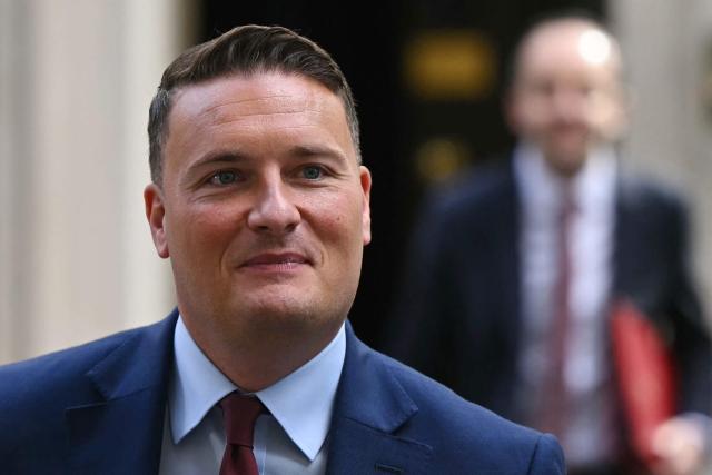 Britain's Health Secretary Wes Streeting leaves 10 Downing Street, in central London, on September 9, 2025, following a meeting of the cabinet. (Photo by JUSTIN TALLIS / AFP)