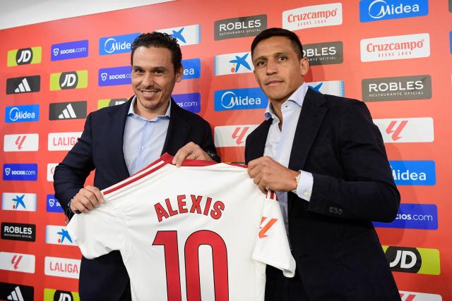 Sevilla FC's new Chiliean international forward Alexis Sanchez (R) holds up his jersey flanked by Sevilla President Jose Maria del Nido during his official presentation at the Ramon Sanchez Pizjuam stadium in Seville on September 9, 2025. (Photo by CRISTINA QUICLER / AFP)