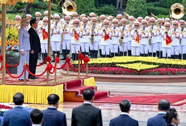 Vietnam's President Luong Cuong (2nd L) and Australian Governor-General Sam Mostyn (L) attend a welcome ceremony at the Presidential Palace in Hanoi on September 10, 2025. (Photo by Nhac NGUYEN / AFP)