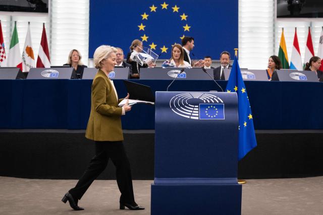EU Commission President Ursula von der Leyen (L) arrives to give her annual State of the Union address during a plenary session at the European Parliament in Strasbourg in front of European Parliament President Roberta Metsola (C), on September 10, 2025. (Photo by SEBASTIEN BOZON / AFP)