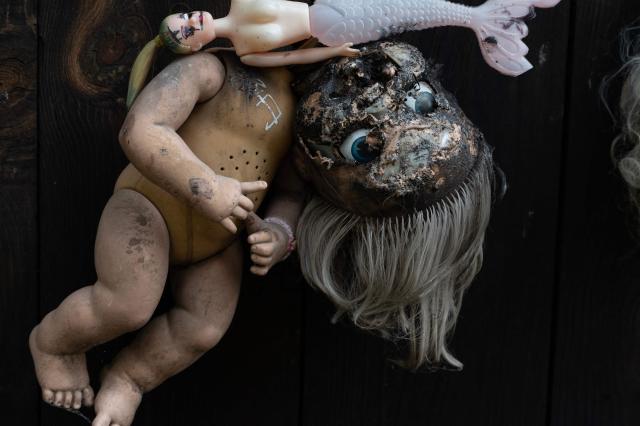 Old and deteriorated dolls hang on a wall at Isla de las Munecas (Island of the Dolls) in Xochimilco, Mexico on September 10, 2025. Naked or tattered plastic bodies hang from ancient trees. Severed heads, glass eyes staring at visitors. The macabre Island of the Dolls in Mexico City frightens many, but fascinated Lady Gaga and Tim Burton.. (Photo by Yuri CORTEZ / AFP)