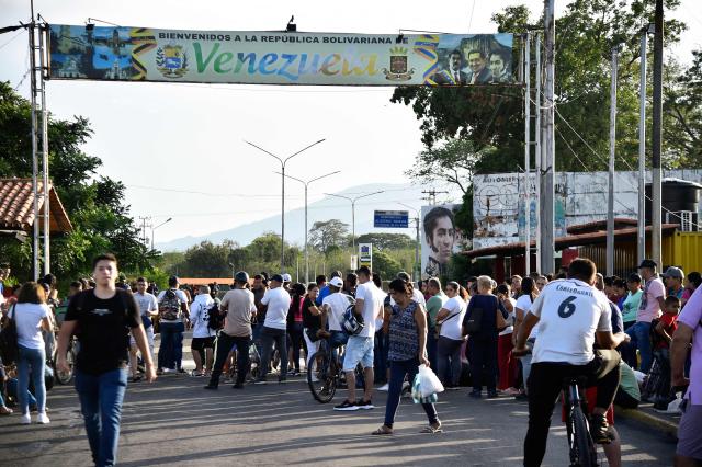Venezuelan citizens wait to cross  the border between Colombia and Venezuela at the Francisco de Paula Santander International Bridge as seen from Cucuta, Colombia, on September 11, 2025. (Photo by Schneyder Mendoza / AFP)