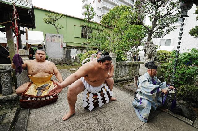 TOPSHOT - Japanese "yokozuna", or grand champion-ranked sumo wrestler Onosato (C) takes part in a ring-entering ceremony on the grounds of Nomi no Sukune shrine in Tokyo on September 12, 2025, ahead of the start of the 15-day Grand Sumo tournament in the capital on September 14-28. (Photo by JAPAN POOL / JIJI Press / AFP) / Japan OUT
