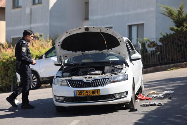 An Israeli policeman inspects the site of a stabbing attack in Tzuba (Tzova), on the western outskirts of Jerusalem, on September 12, 2025, in which two people were reported wounded. Israeli police said on September 12, an individual "from the Shuafat area carried out a stabbing attack against guests at a hotel in Kibbutz Tzuba, injuring them". The Palestinian Shuafat neighbourhood and nearby refugee camp are in east Jerusalem, which has been occupied by Israel since 1967. (Photo by Ahmad GHARABLI / AFP)