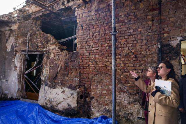 Britain's Foreign Secretary Yvette Cooper (L) and Ukraine's Prime Minister Yulia Svyrydenko visit the headquarters of the Ukrainian Cabinet of Ministers, damaged during the September 7 missile and drone attack, in Kyiv, on September 12, 2025, amid the Russian invasion of Ukraine. (Photo by Valentyn Ogirenko / POOL / AFP)