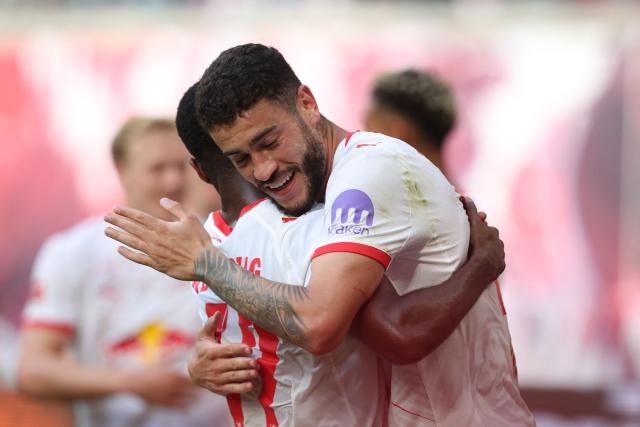 Leipzig's Brazilian forward #40 Romulo Cardoso celebrates scoring the 2-0 goal  with Leipzig's German midfielder #17 Ridle Bakuduring the German first division Bundesliga football match between RB Leipzig and 1. FC Heidenheim 1846 in Leipzig on August 30, 2025. (Photo by Ronny HARTMANN / AFP) / DFL REGULATIONS PROHIBIT ANY USE OF PHOTOGRAPHS AS IMAGE SEQUENCES AND/OR QUASI-VIDEO