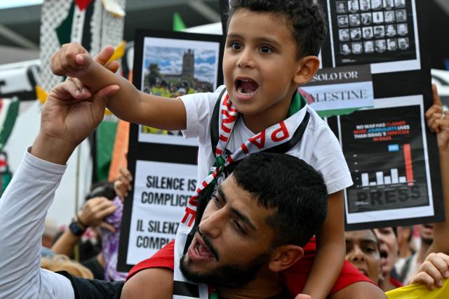 People take part in a demonstration in support of Gaza and Palestinian people at Venice Lido during the 82nd Venice International Film Festival, on August 30, 2025. (Photo by Stefano RELLANDINI / AFP)