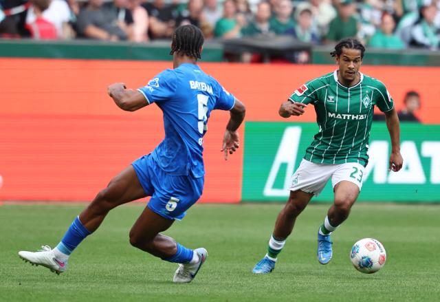 Bremen's Swiss defender #22 Isaac Schmidt (R) and Bayer Leverkusen's French defender #05 Loic Bade vie for the ball during the German first division Bundesliga football match between Werder Bremen and Bayer Leverkusen in Bremen on August 30, 2025. (Photo by Ibrahim OT / AFP) / DFL REGULATIONS PROHIBIT ANY USE OF PHOTOGRAPHS AS IMAGE SEQUENCES AND/OR QUASI-VIDEO