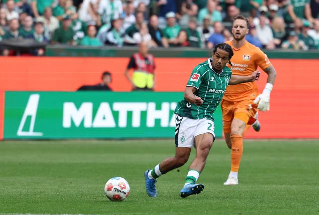 Bremen's Swiss defender #22 Isaac Schmidt (L) scores during the German first division Bundesliga football match between Werder Bremen and Bayer Leverkusen in Bremen on August 30, 2025. (Photo by Ibrahim OT / AFP) / DFL REGULATIONS PROHIBIT ANY USE OF PHOTOGRAPHS AS IMAGE SEQUENCES AND/OR QUASI-VIDEO