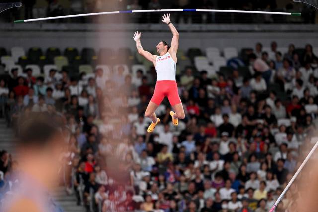 France's athlete Renaud Lavillenie competes in the men's pole vault qualification during the World Athletics Championships in Tokyo on September 13, 2025. (Photo by Kirill KUDRYAVTSEV / AFP)